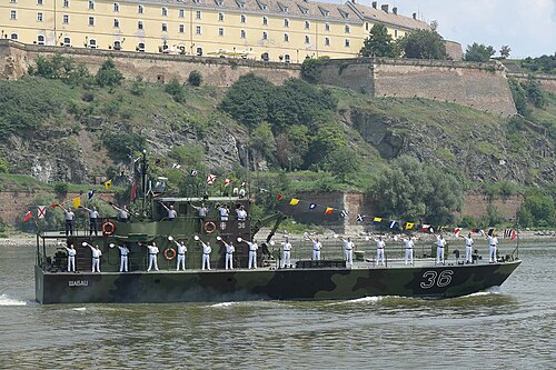 セルビア川艦隊の消磁船PRB-36がパレード中